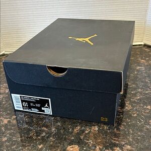 Nike Black Shoe Box with Gold Jumpman Logo Size 6.5Y (Air Jordan 1Mid SE)